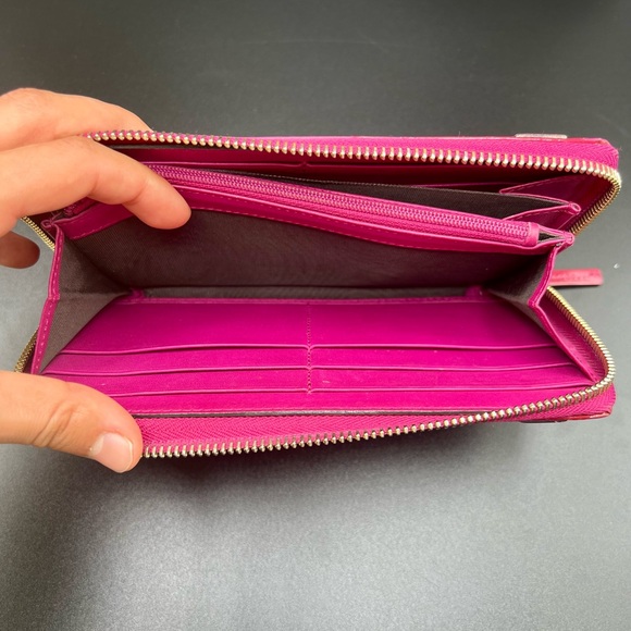 GUCCI Guccissima Patent Leather Round Zipper Long Wallet With Gold Hardware - Picture 10 of 11